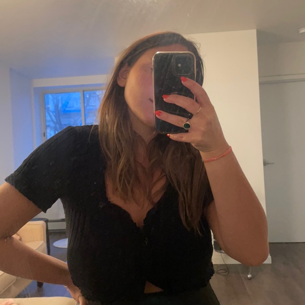 Black crop top w little ruffle sleeves that are very flattering